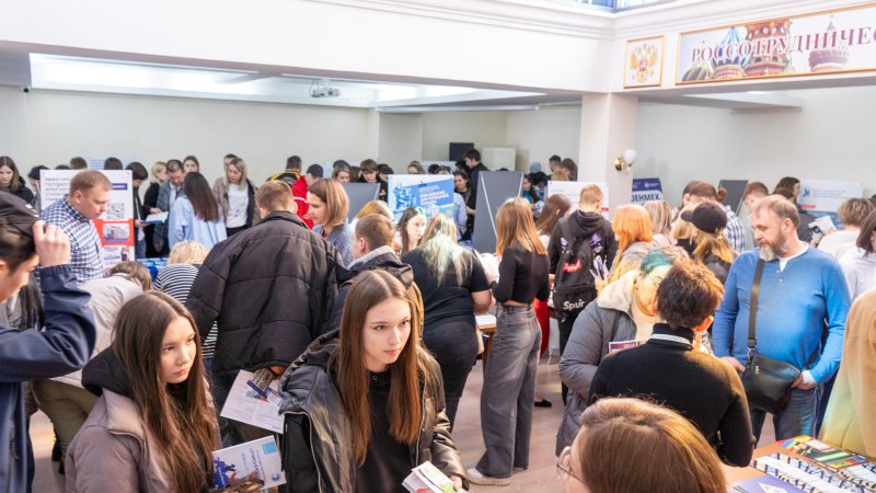 Представитель Волгатеха посетила Международную образовательную выставку «Учись в России»